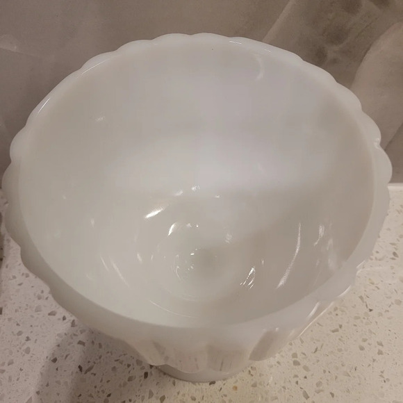Vintage White Milk Glass Ribbed Footed Compote Bowl Scalloped Edge Pedestal Bowl - Picture 5 of 5